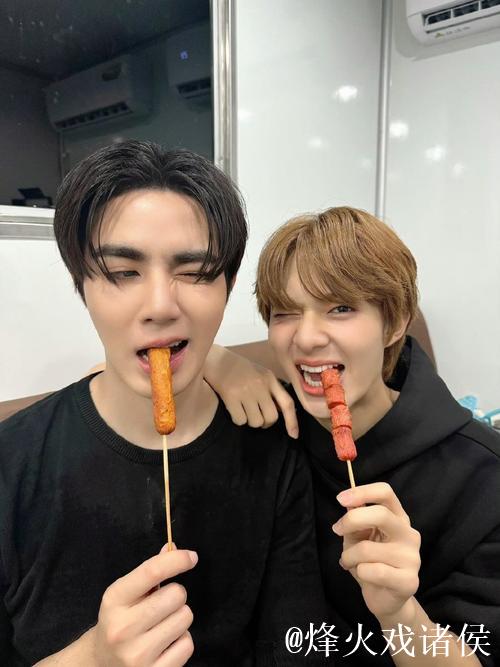 韩国乐队Nerd Connection贝斯手朴宰贤跟Peanut合照:Legend 韩国乐队Nerd Connection贝斯手朴宰贤跟Peanut合照:Legend