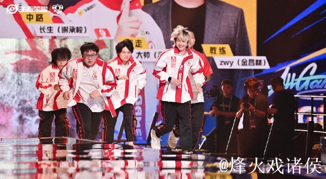 [JR热议]此时此刻，Fly正在AG一队训练室直播