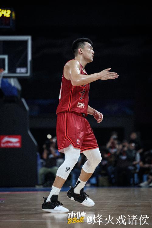 张才仁上篮再中,北京末节打出20-7高潮&领先至31分 张才仁上篮再中,北京末节打出20-7高潮&领先至31分