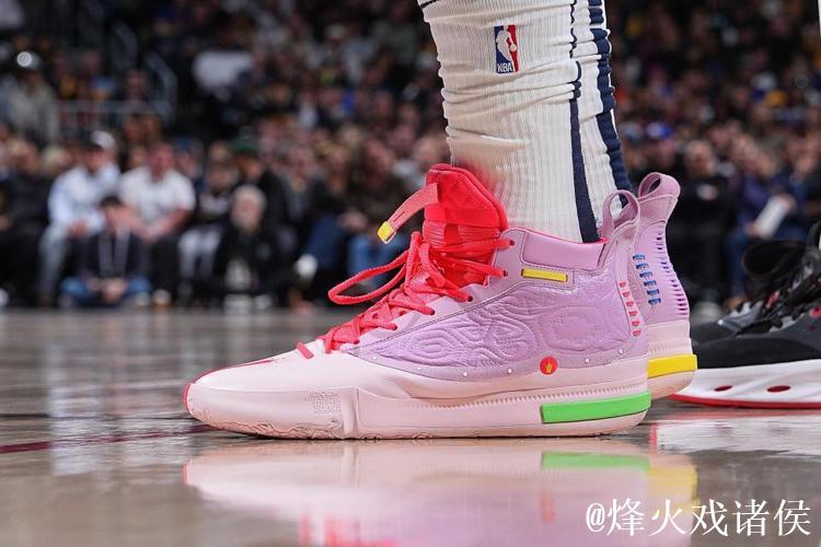 约基奇穿着小猪佩奇配色Joker1GT，砍下39分15篮板10助攻